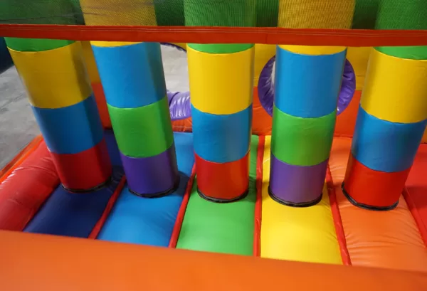 Piepūšamā atrakcija "Lego šķēršļu josla"